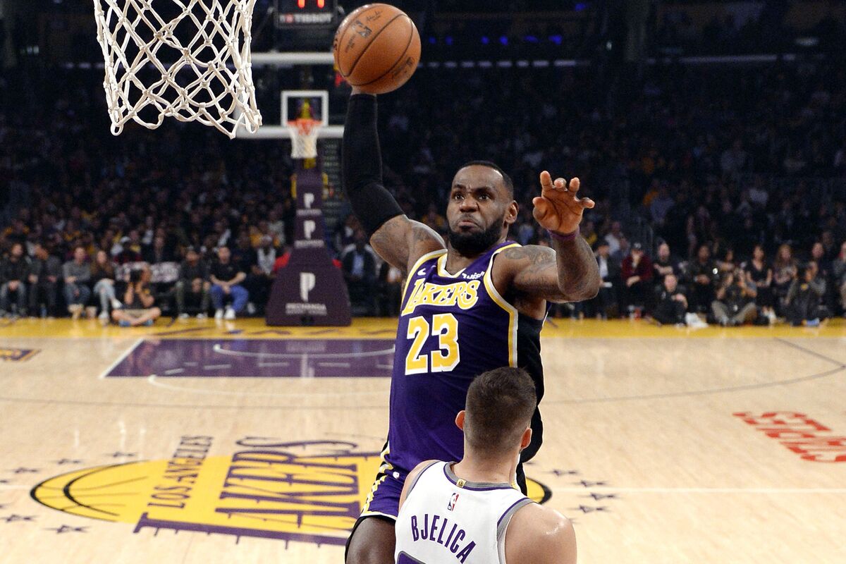 LeBron James steals the show with two big dunks in Lakers win over Bulls
