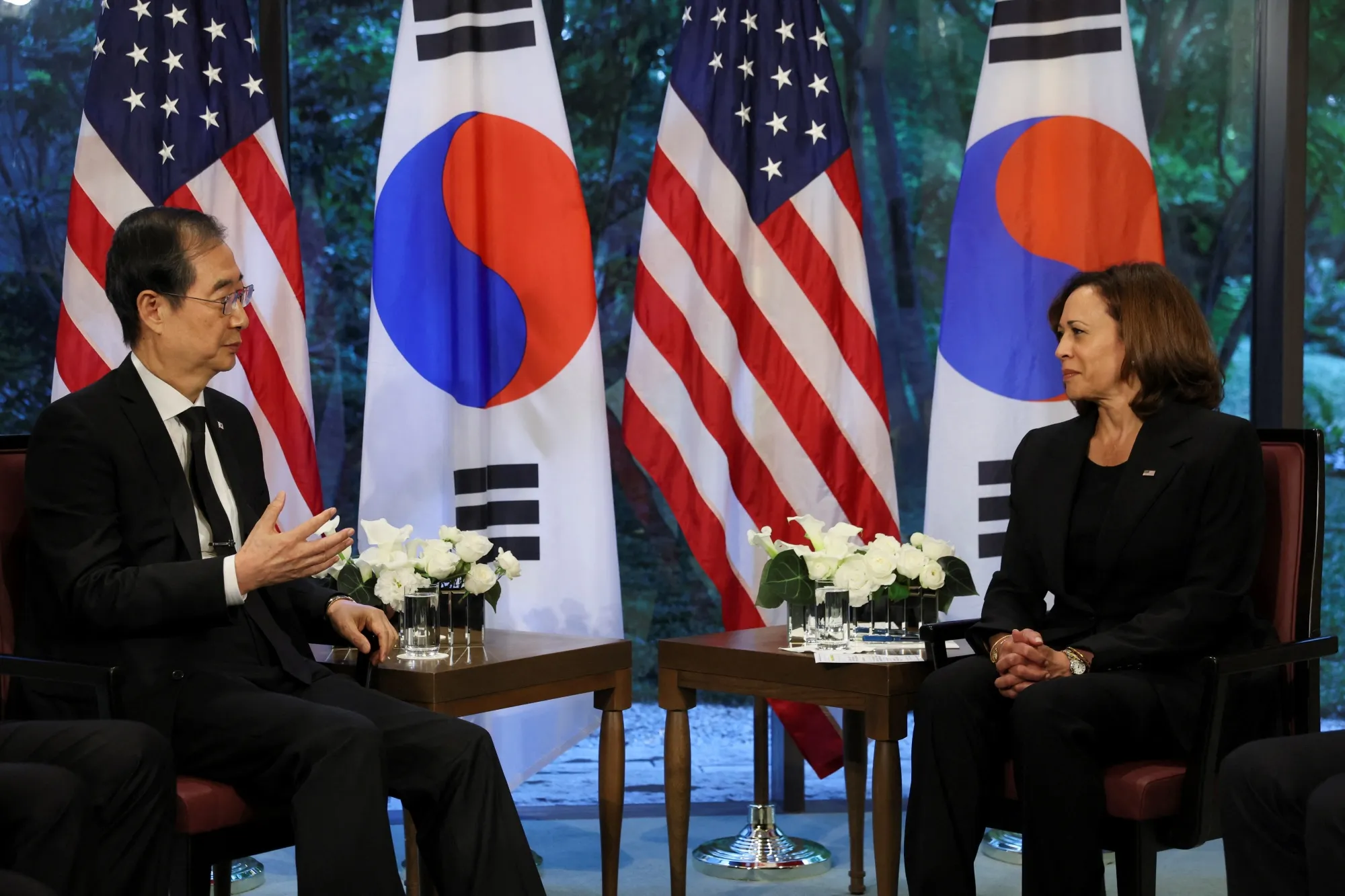 Kamala Harris, right, with Han Duck-soo in Tokyo on Sept. 27.
