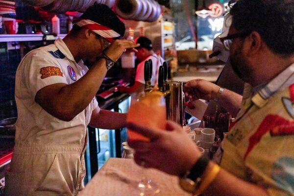 US Service Activity Nearly Stagnates as Employment Contracts