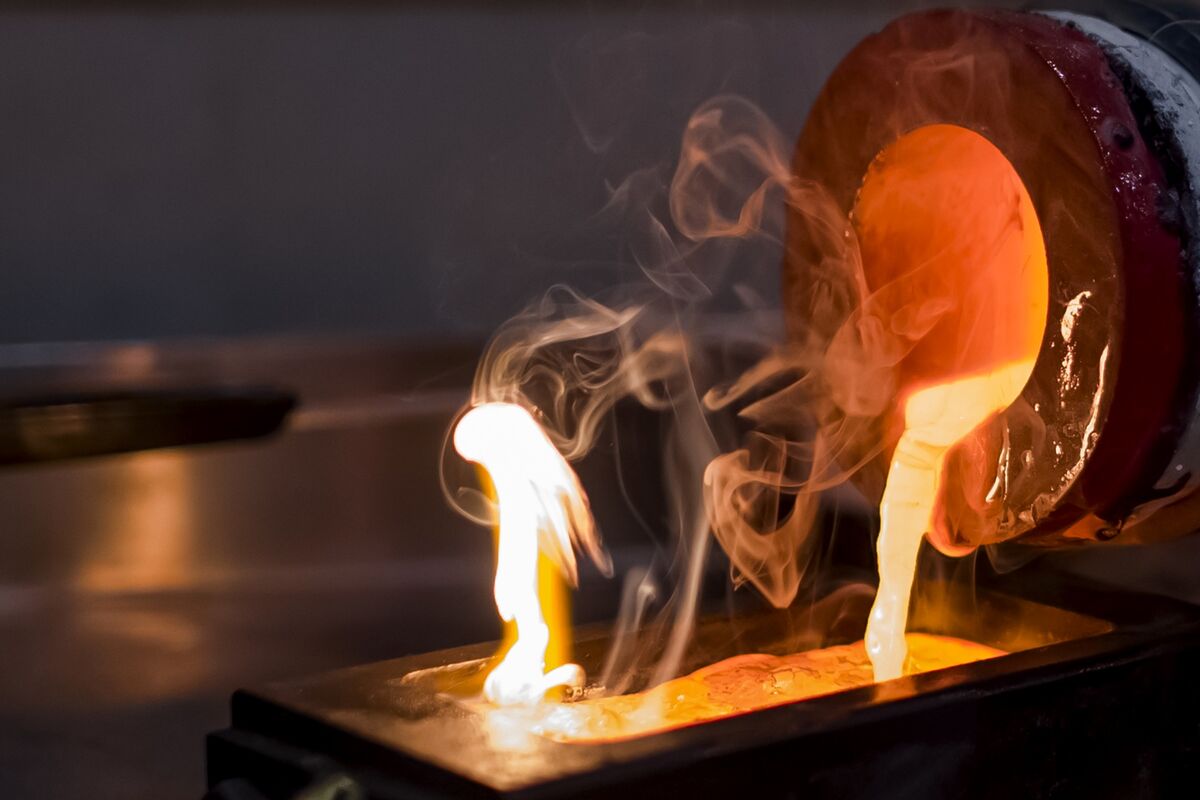 Gold Punches Through $3,500 to Hit Record on Rate-Cut Bets