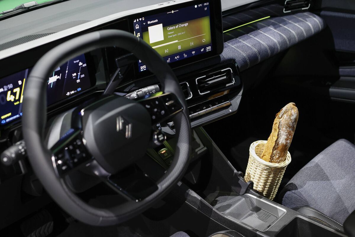 bloomberg.com - Chris Bryant - Why a Retro Renault With a Baguette Holder Is My Favorite Car