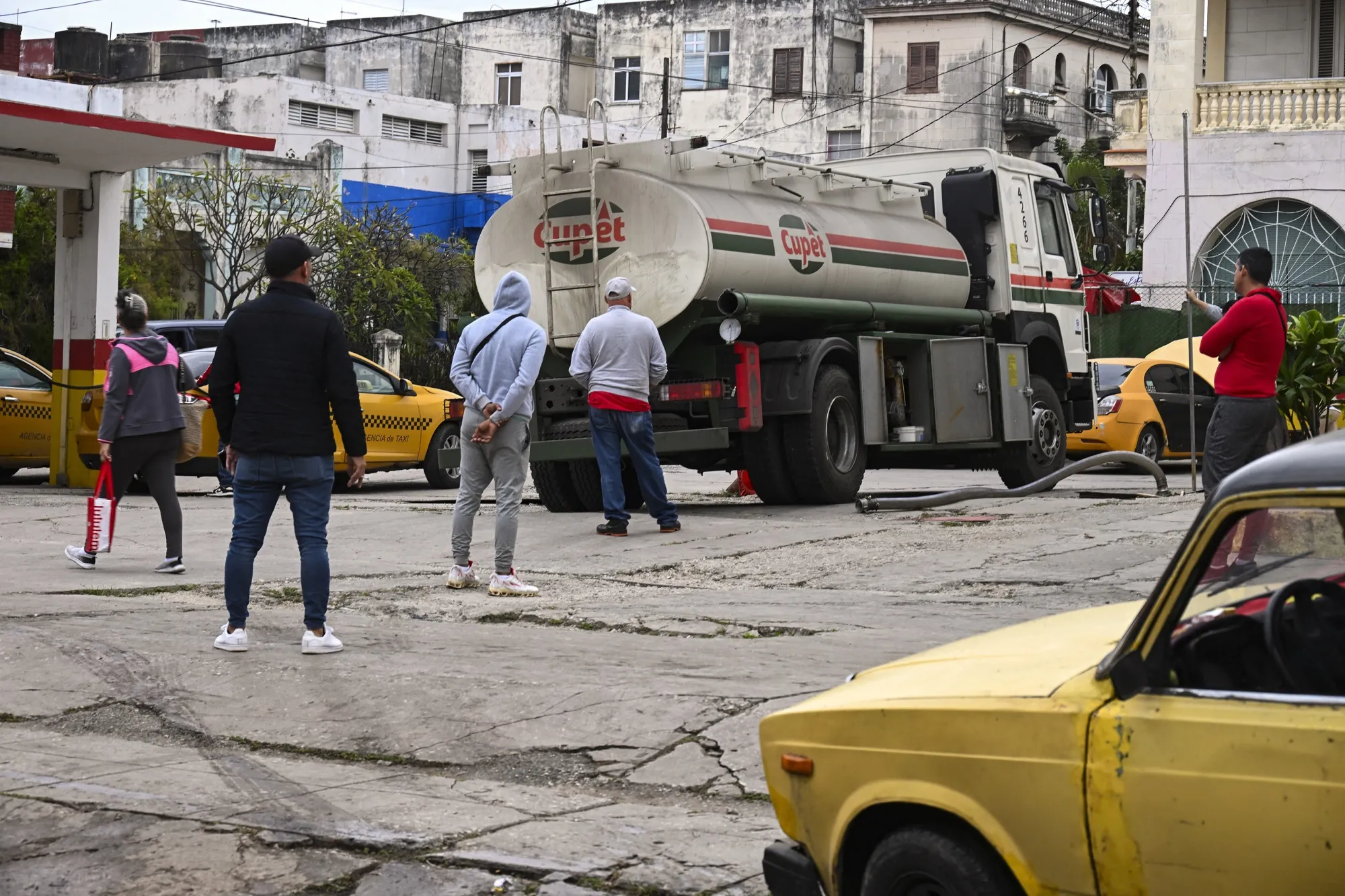 Un camión cisterna perteneciente a la empresa estatal Cupet descarga combustible en una gasolinera de La Habana el 28 de enero de 2026.