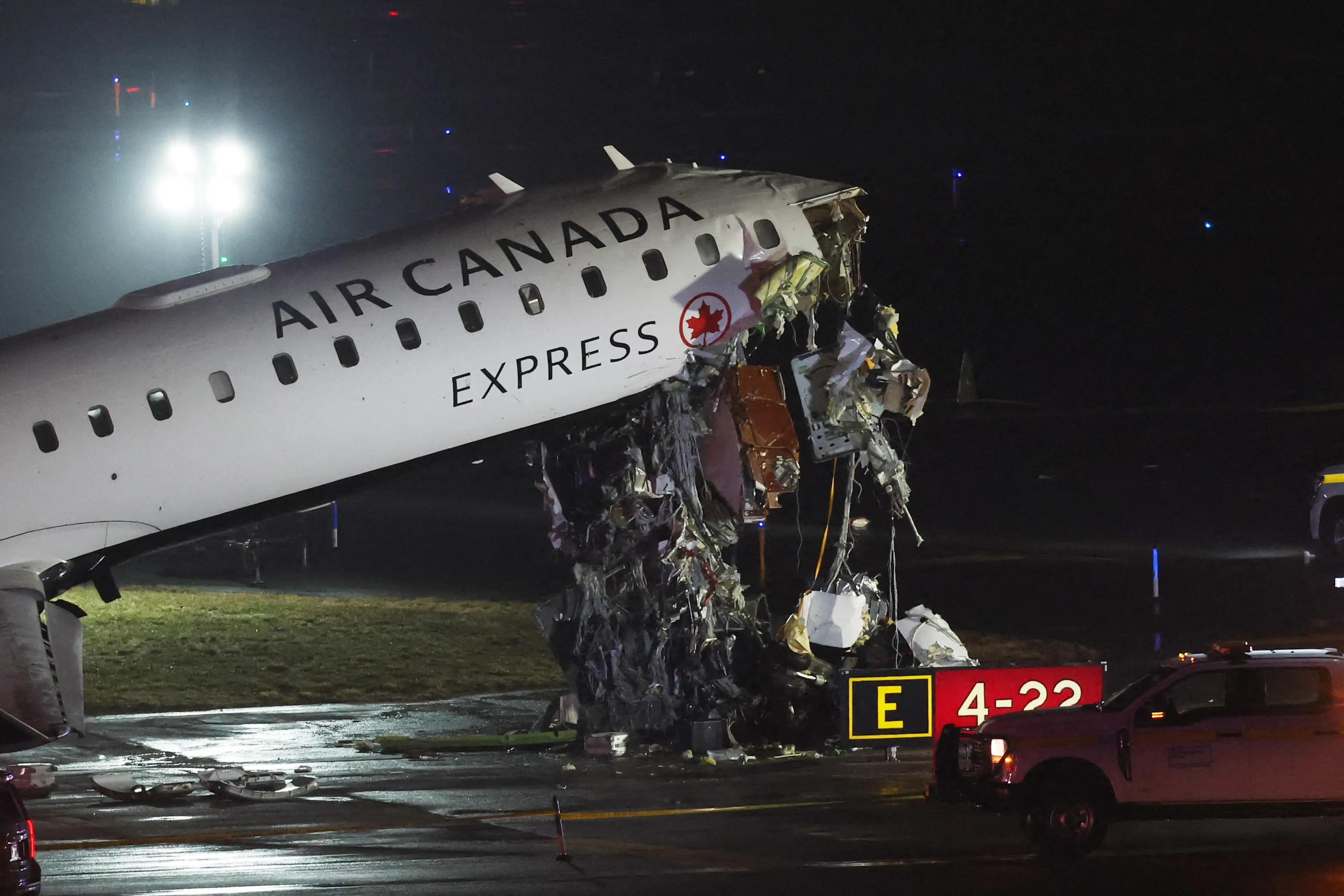 ラガーディア空港の滑走路上のエア・カナダ・エクスプレス機（ニューヨーク、23日）