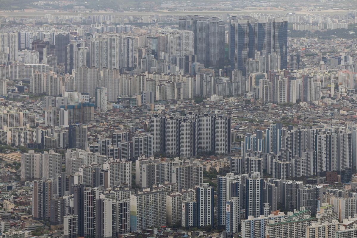 Bank of Korea May Cut Before Housing Cools ‘100%,’ Member Says