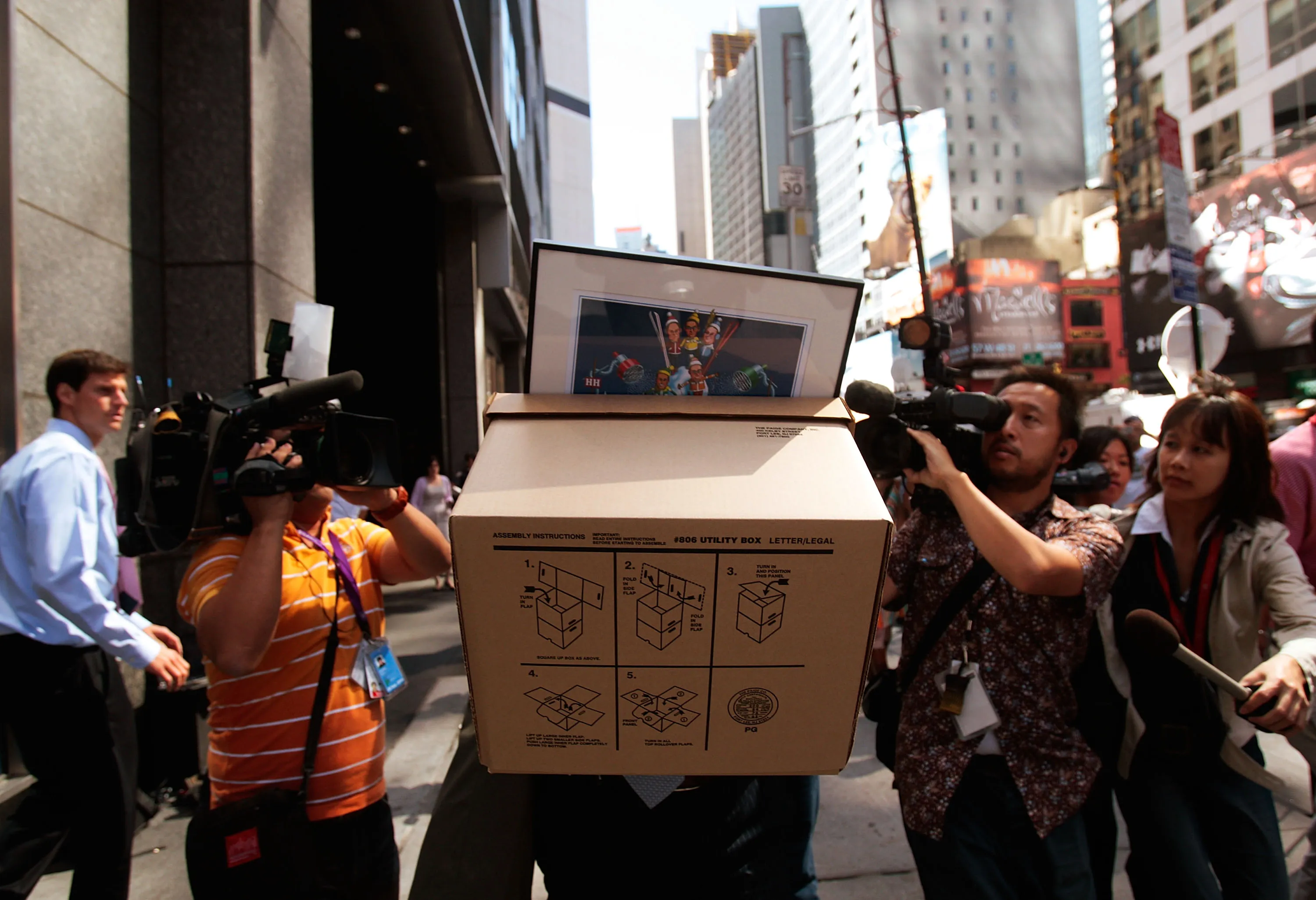An employee of Lehman Brothers&nbsp;carries a box out of the company's headquarters in New York on&nbsp;Sept. 15, 2008.