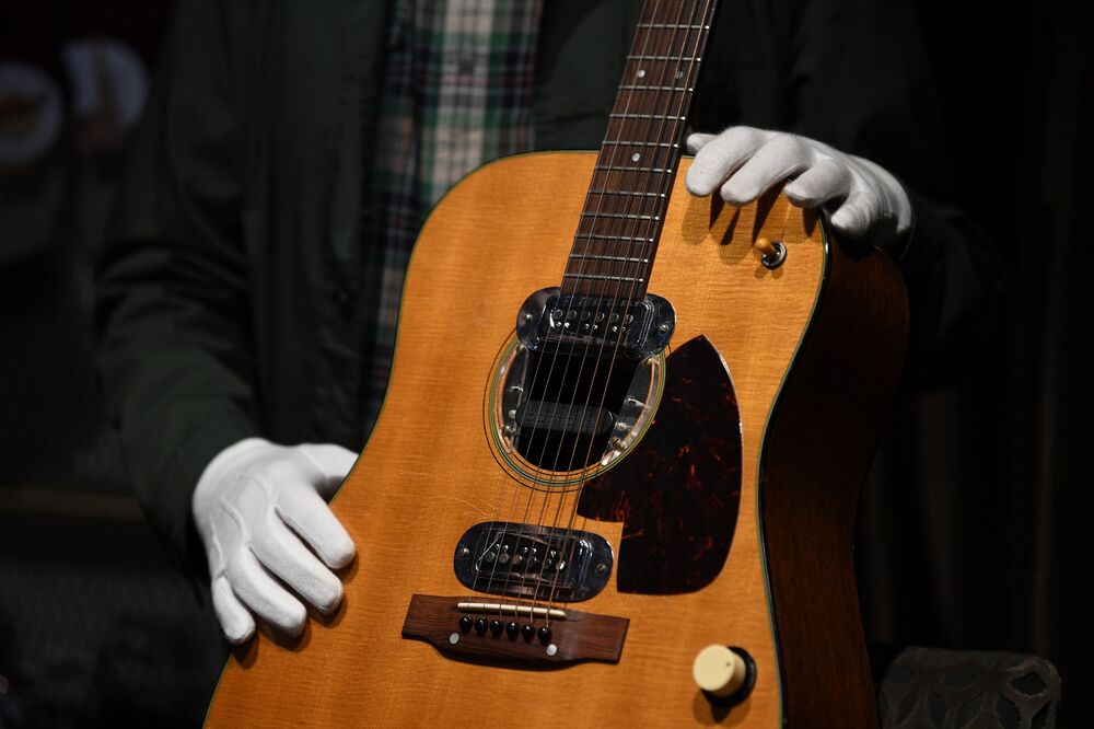 Kurt Cobain S Mtv Unplugged Guitar Rakes In 6 Million Bloomberg