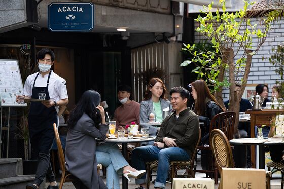 Seoul’s Full Cafes, Apple Store Lines Show Mass Testing Success