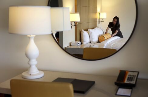 Hotel Hiring Rebounds as Fed Says U.S. Tourism Recovering