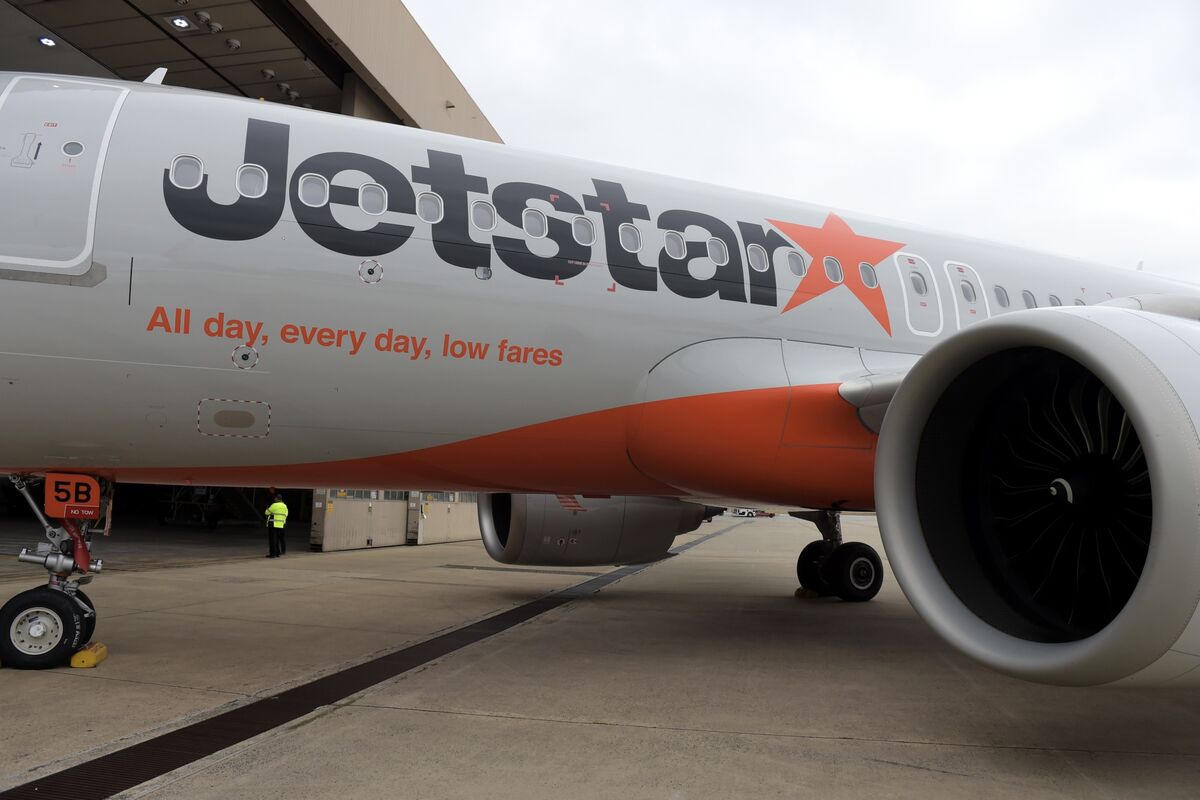 Jetstar Plane Narrowly Avoids Collision at Sydney Airport