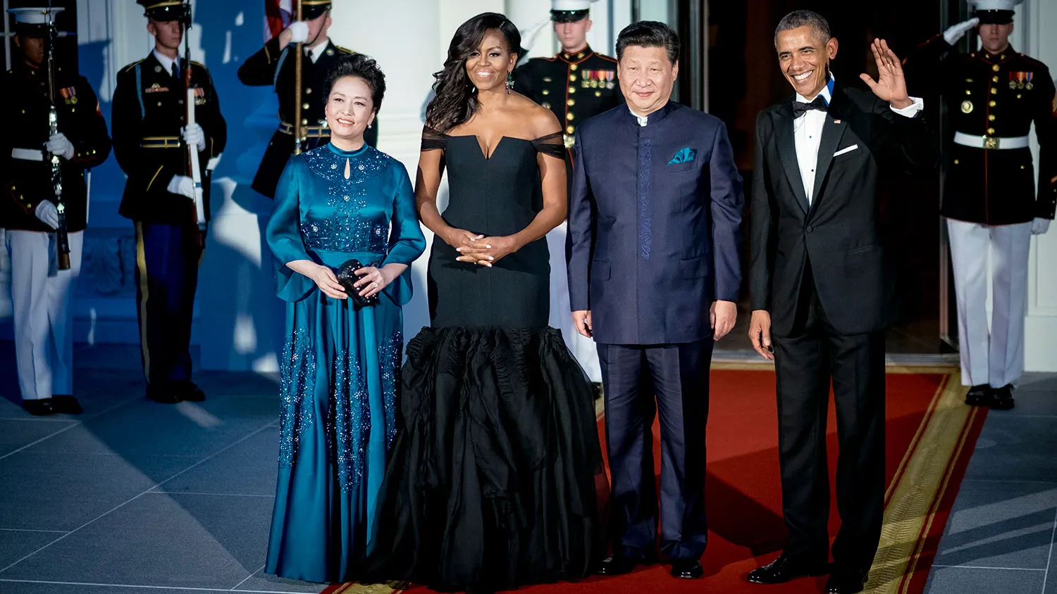 U.S. President Barack Obama waves as he stands for photographs with Xi Jinping, China's president; first lady Michelle Obama; and Peng Liyuan, China's first lady, on the North Portico of the White House during a state visit in Washington on Sept. 25, 2015.
