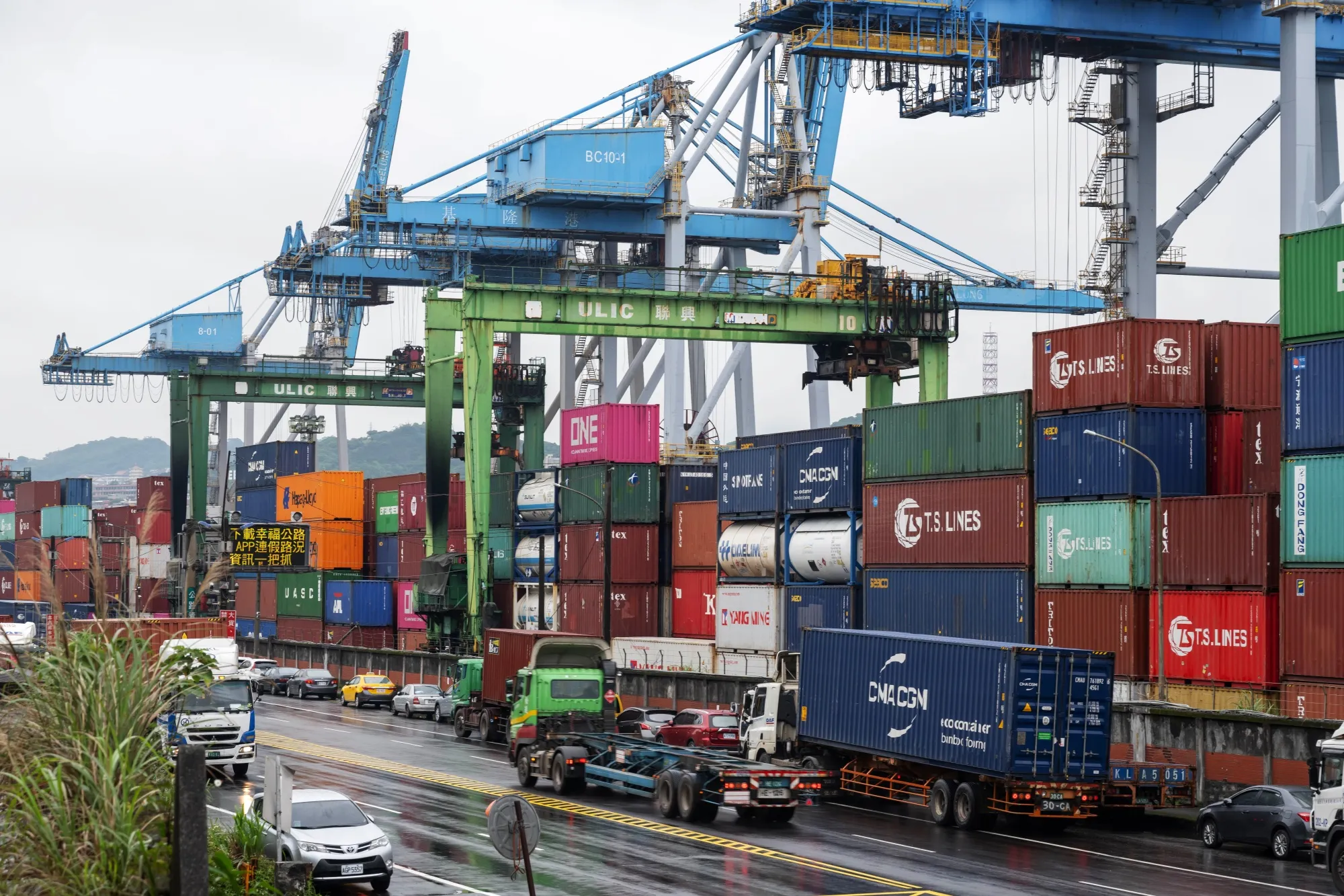 Taiwan Export Orders Plunge as Demand From US, Europe Plummets 
