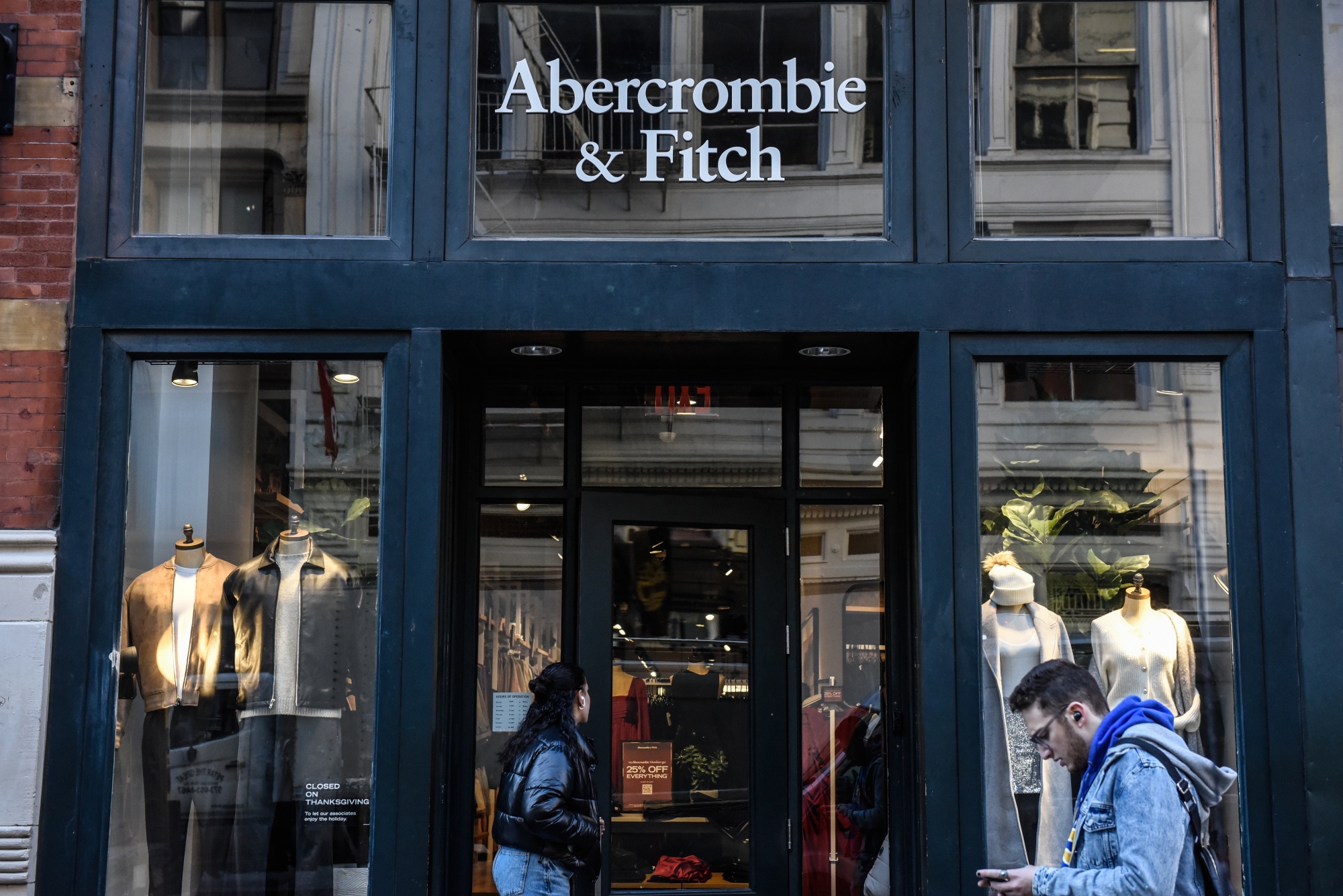 Abercrombie Raises Outlook After Women's Business Boosts Sales - Bloomberg