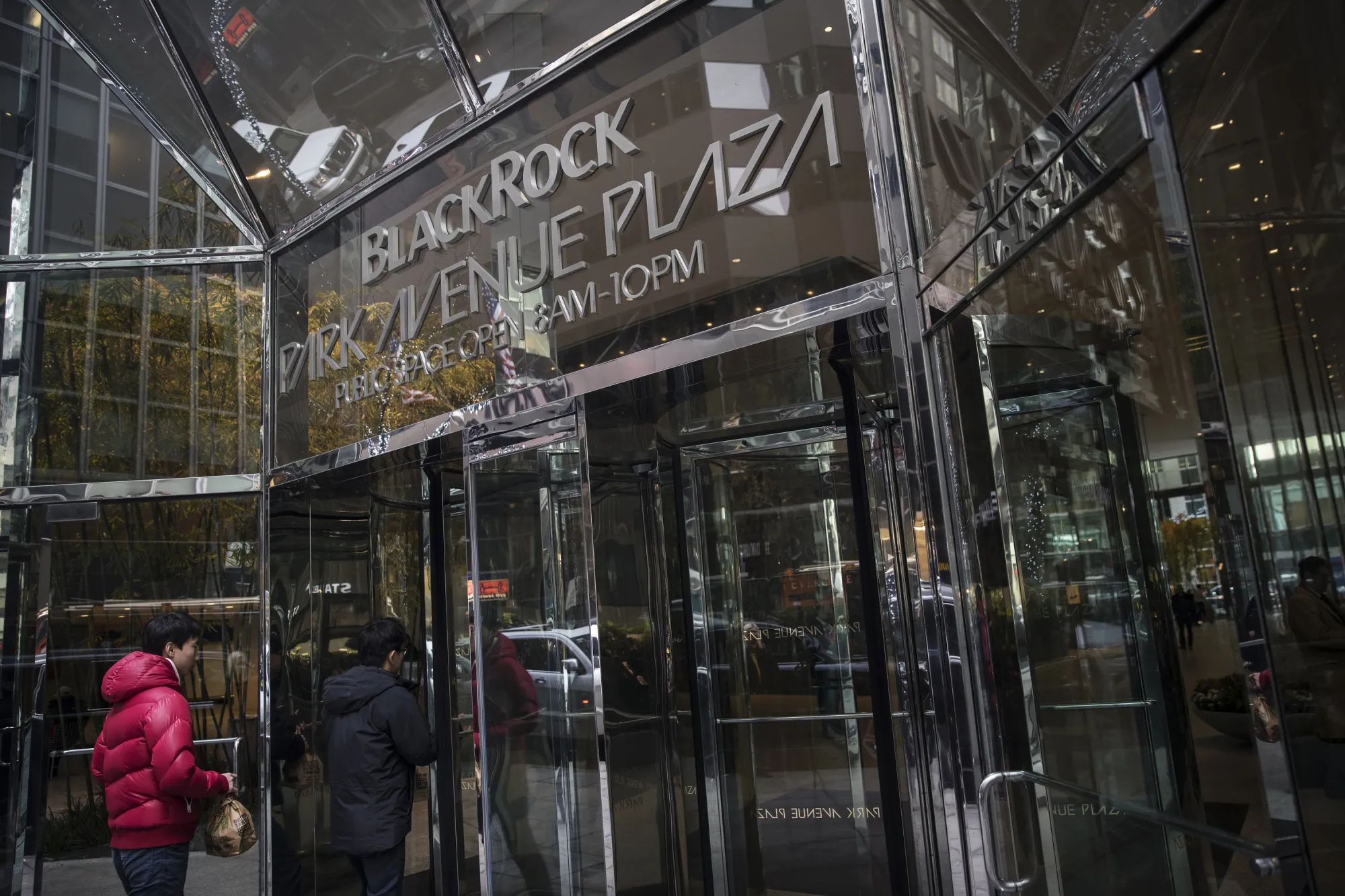 ブラックロック低手数料ヘッジファンド、資産集まってもリターン低下 - Bloomberg