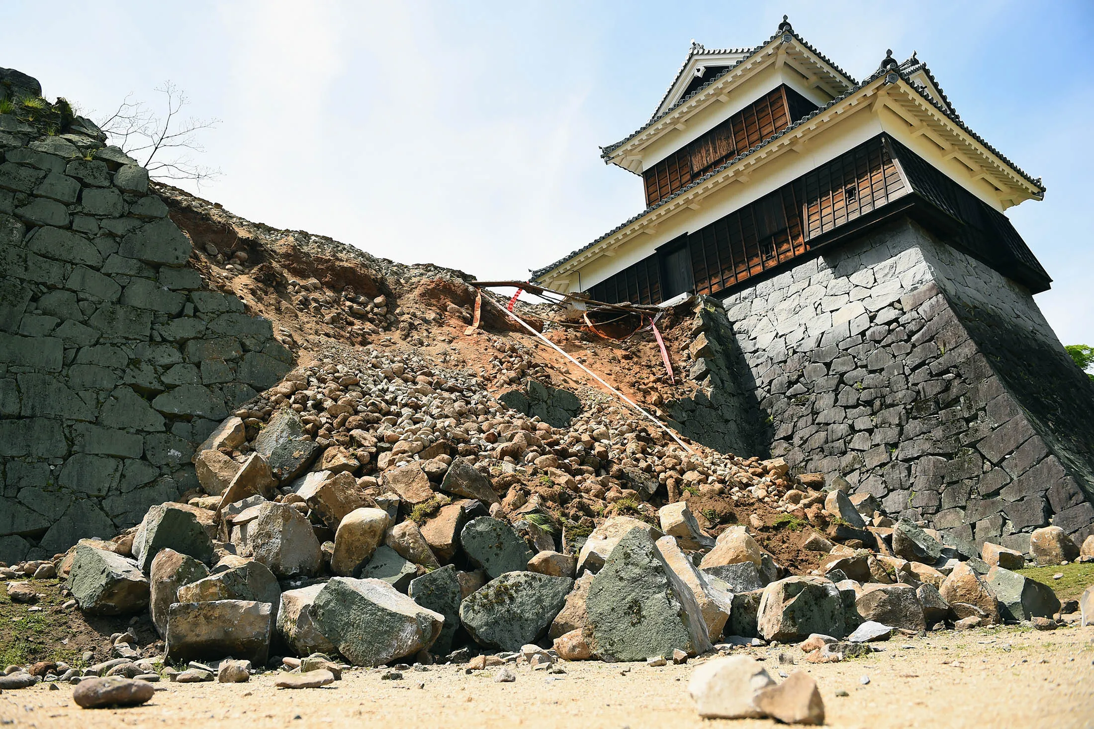 The stone wall of Kumamoto Castle is damaged by the earthquake on April 15.
