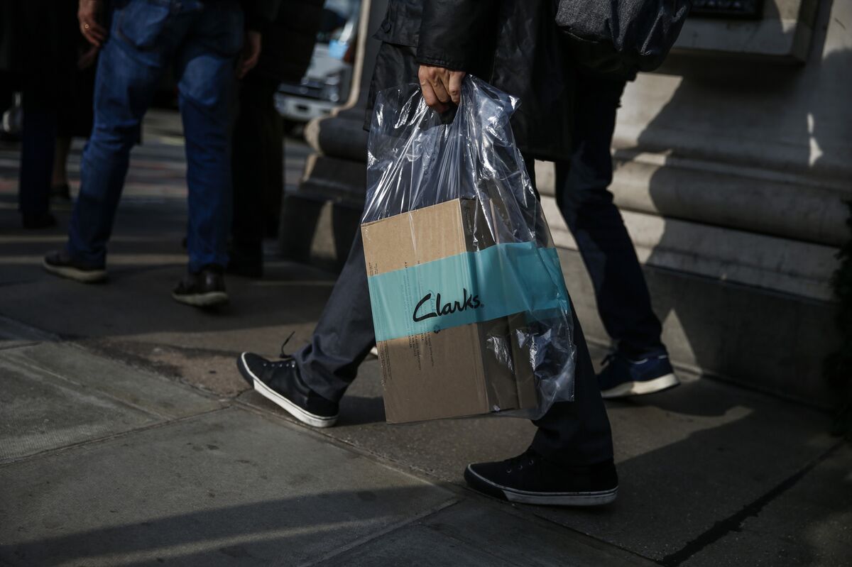 slump nødsituation fjerkræ Clarks Shoes to Cut 900 Office Jobs; Covid Strains Cash Flow - Bloomberg