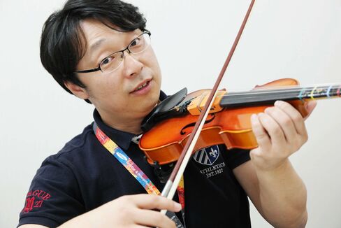 Jeon Dae Young demonstrates the Jamit.