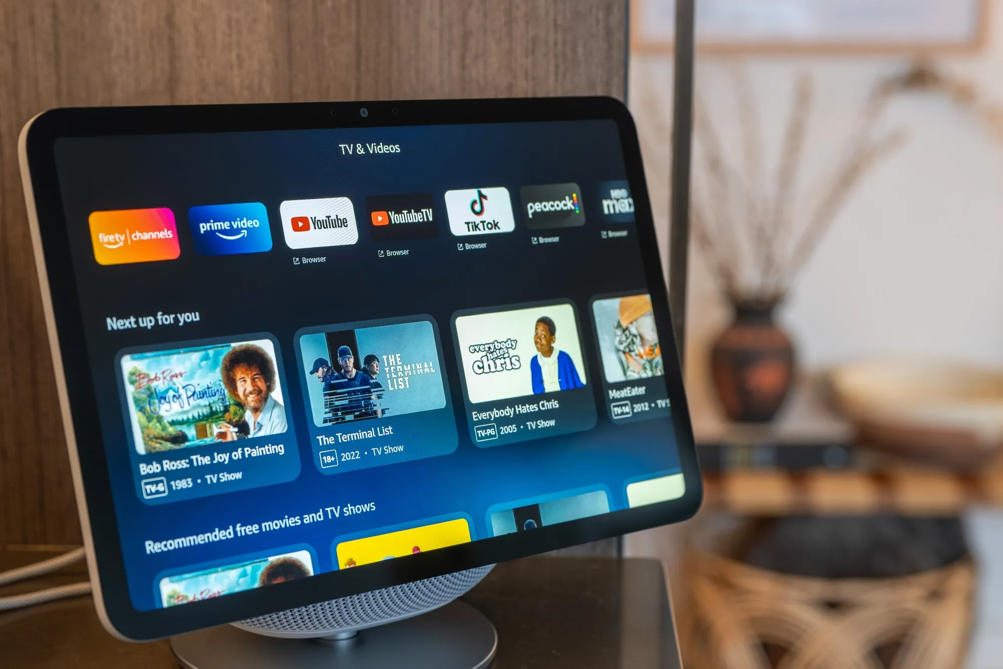 Apple Subscriptions; MacBook Air Shortages; Apple to Make Glasses Health  Device - Bloomberg
