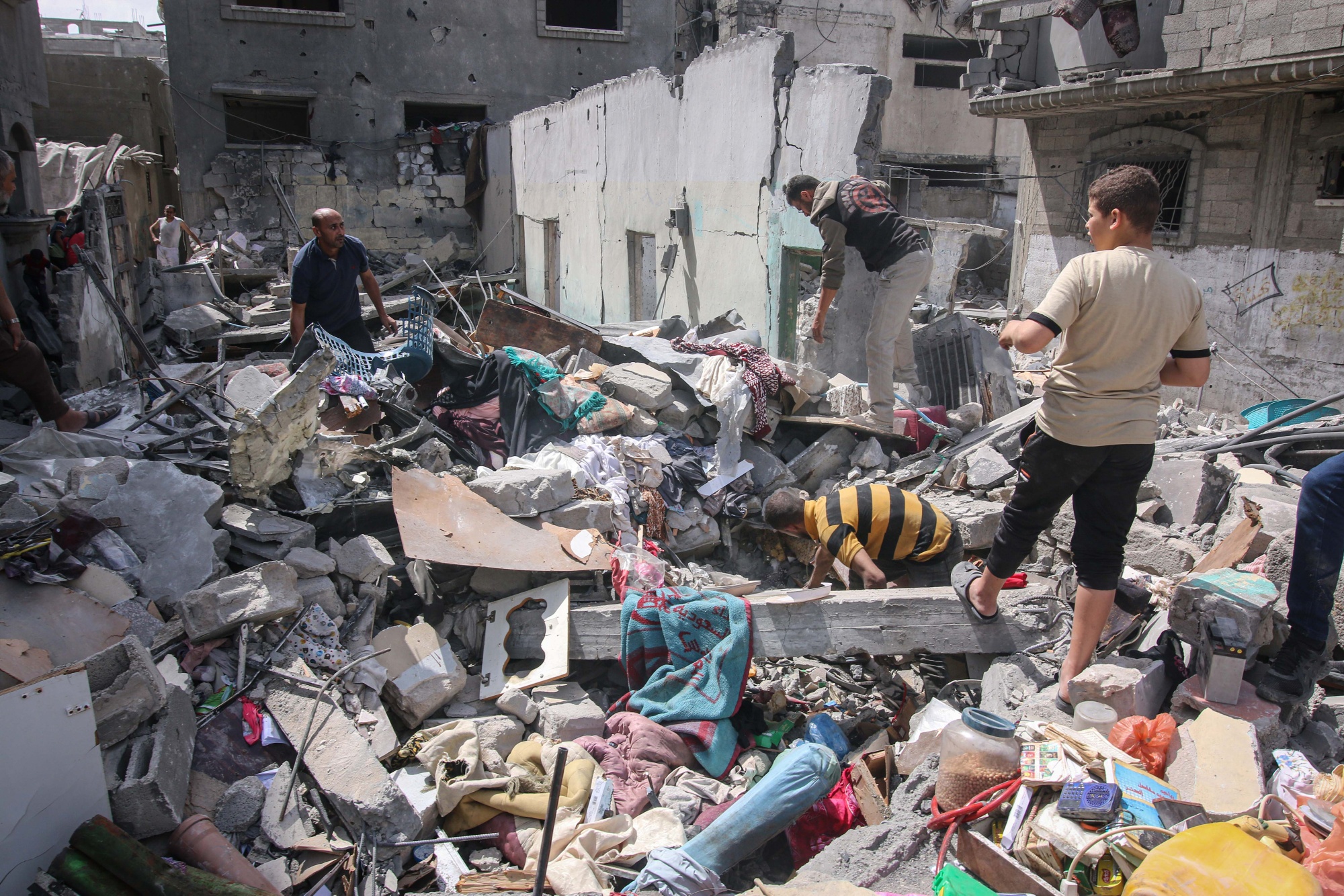 Ropa naftowa spada, gdy Stany Zjednoczone wzmagają wysiłki na rzecz zapewnienia rozejmu w Gazie