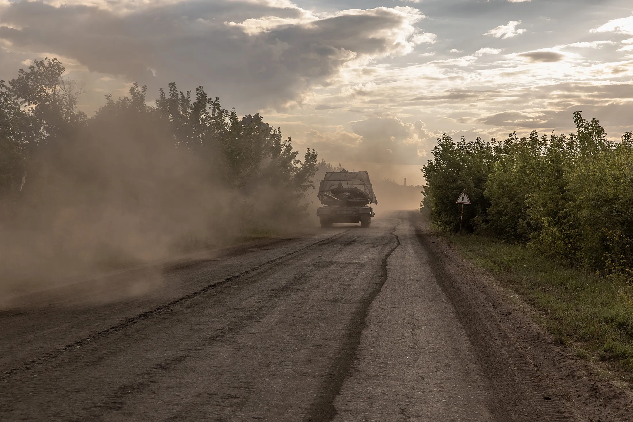 Ukrainian servicemen operate a Soviet-made T-64 tank in the Sumy region, near the border with Russia, on Aug.&nbsp;11, 2024.