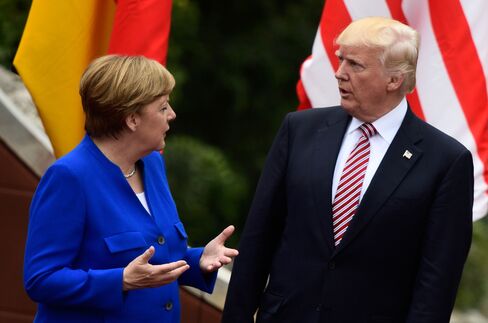 G7サミットでのメルケル独首相とトランプ米大統領