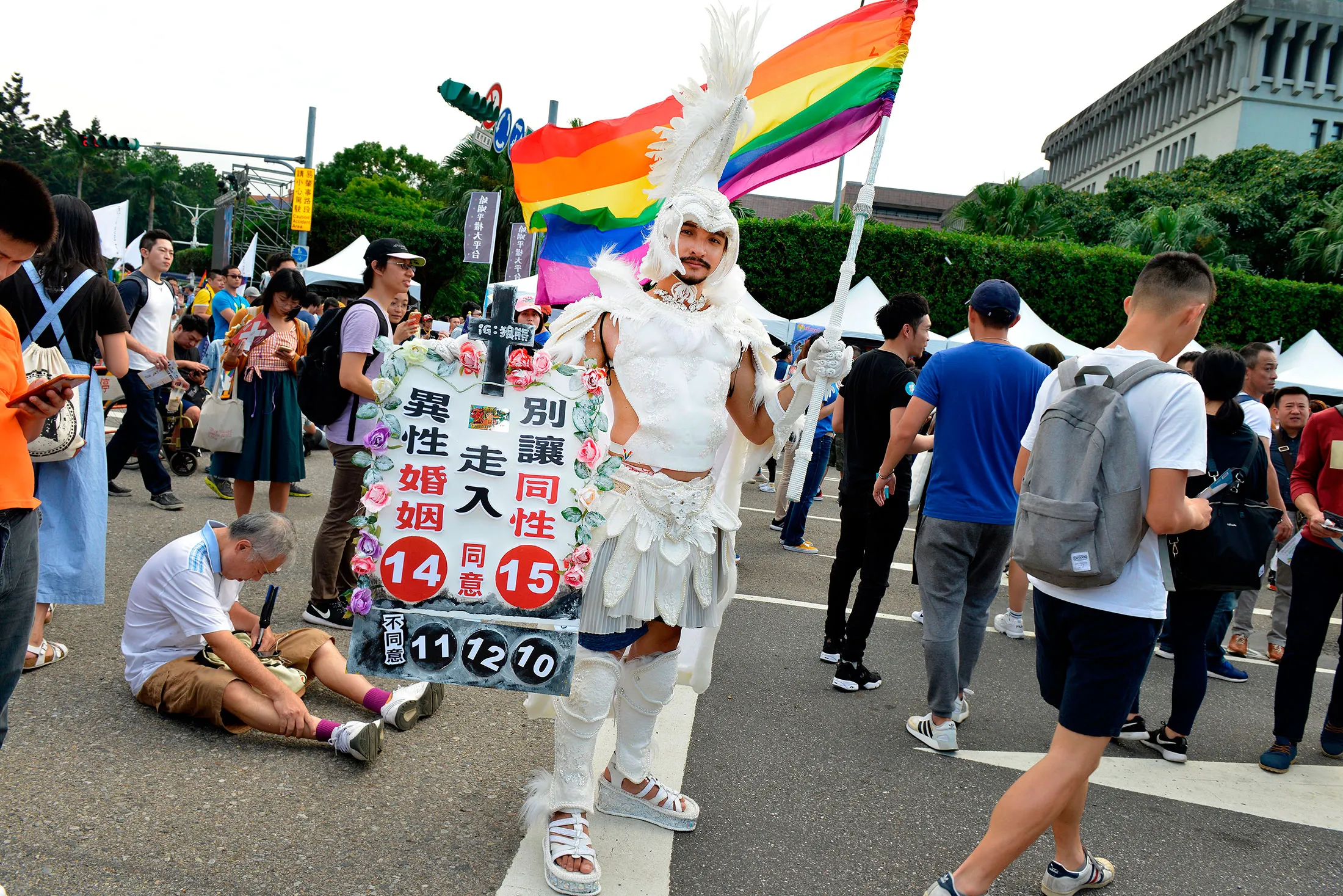 People take part in a rally in support of same-sex marriage near the Presidential Office in Taipei.&nbsp;