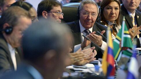 Cuban President Castro applauds U.S. President Obama