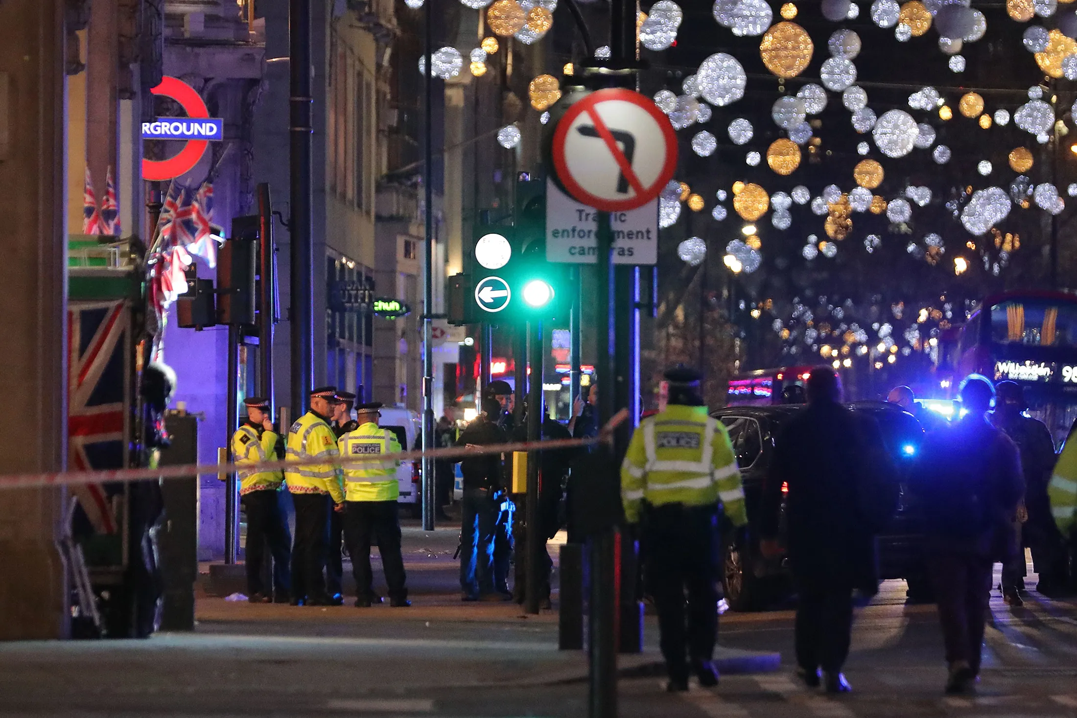 Police set up a cordon outside Oxford Circus underground station as they respond to an incident in central London on Nov. 24, 2017.&nbsp;&nbsp;