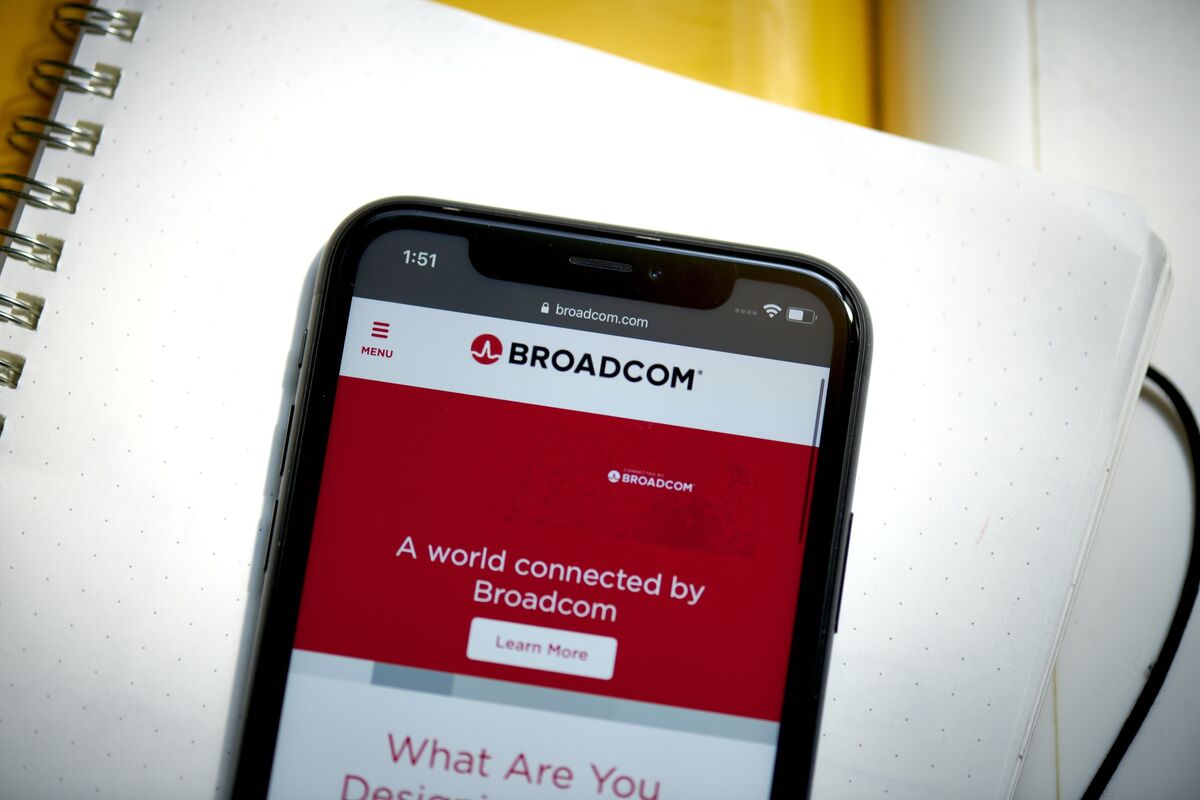 Broadcom Confident VMware Deal to Close Despite China Review - Bloomberg