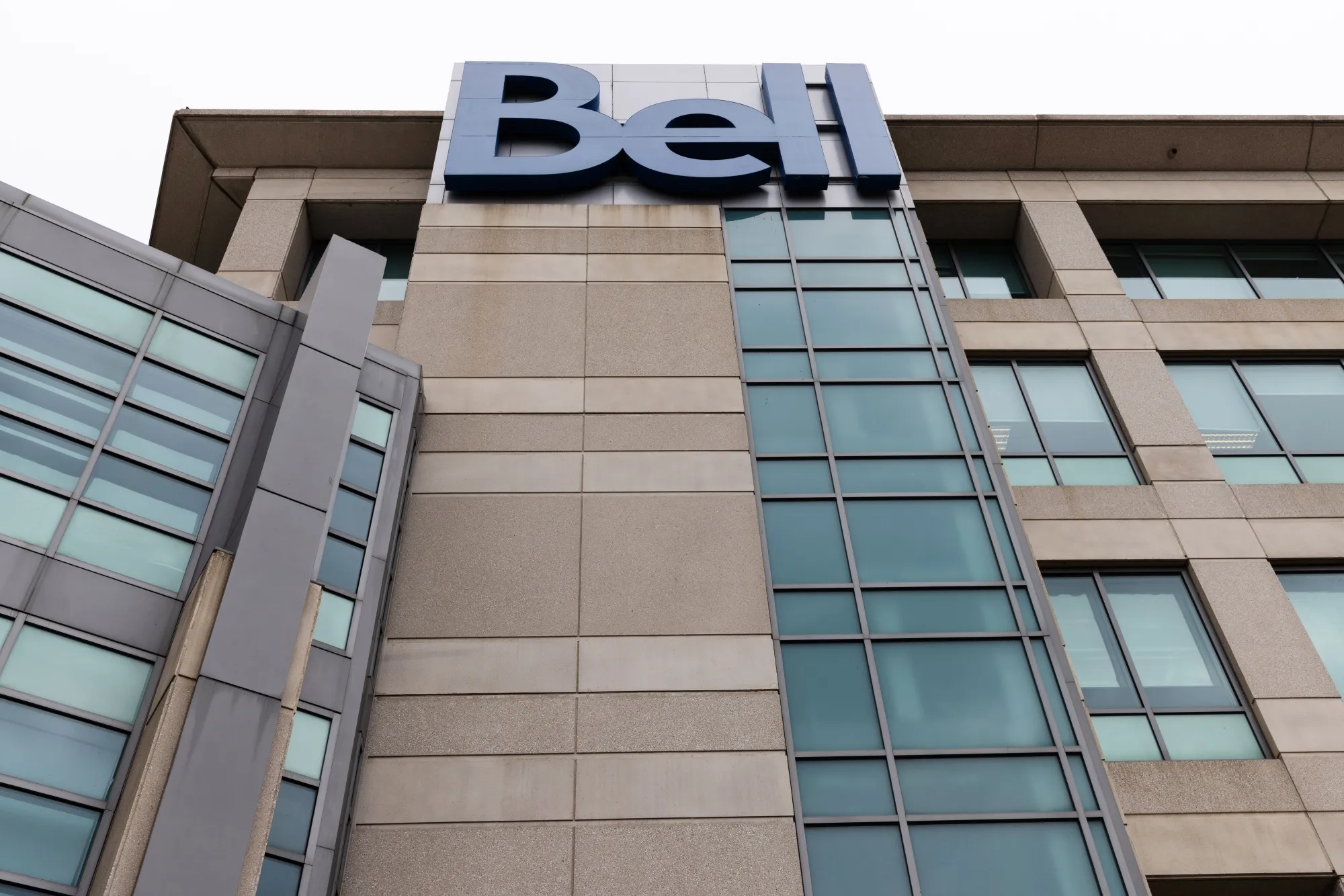 BCE Cuts Dividend By 56%, Strikes Fiber Deal With PSP 