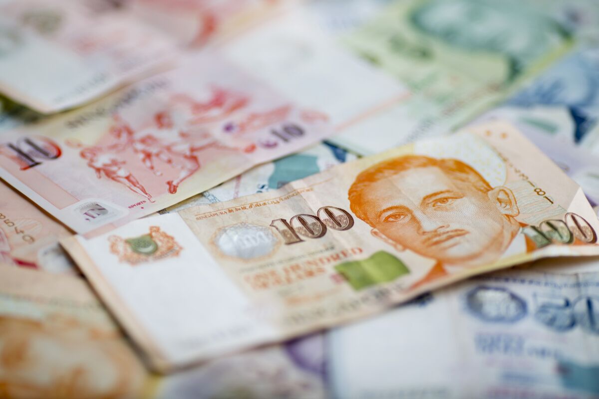 Dollar Debasement Is Favoring Singapore’s Currency, Analysts Say