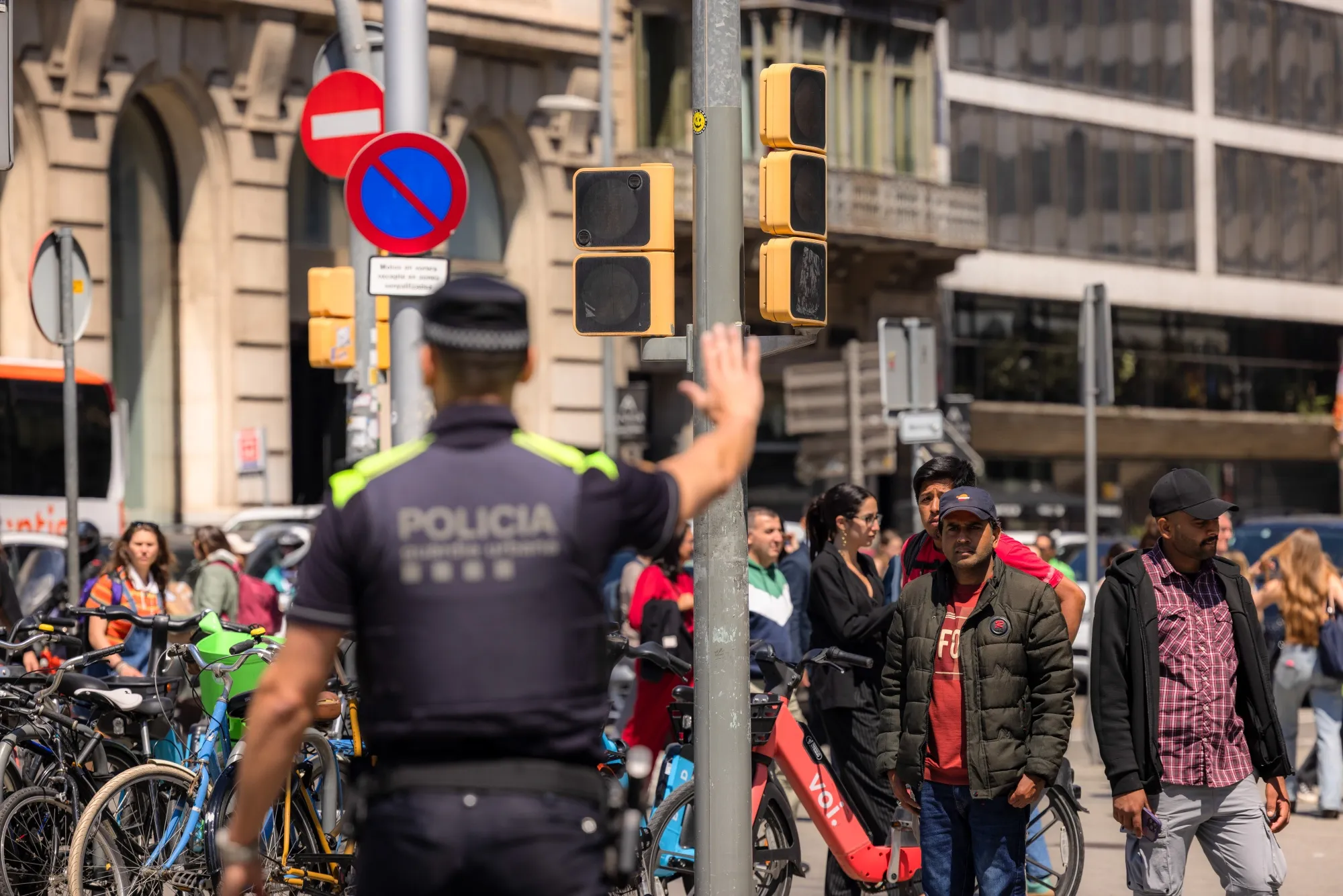 Полицейские руководители directs disrupted traffic a traffic lights перестали трудиться в период поведения в Барселоне, Испания, на 28 апреля.