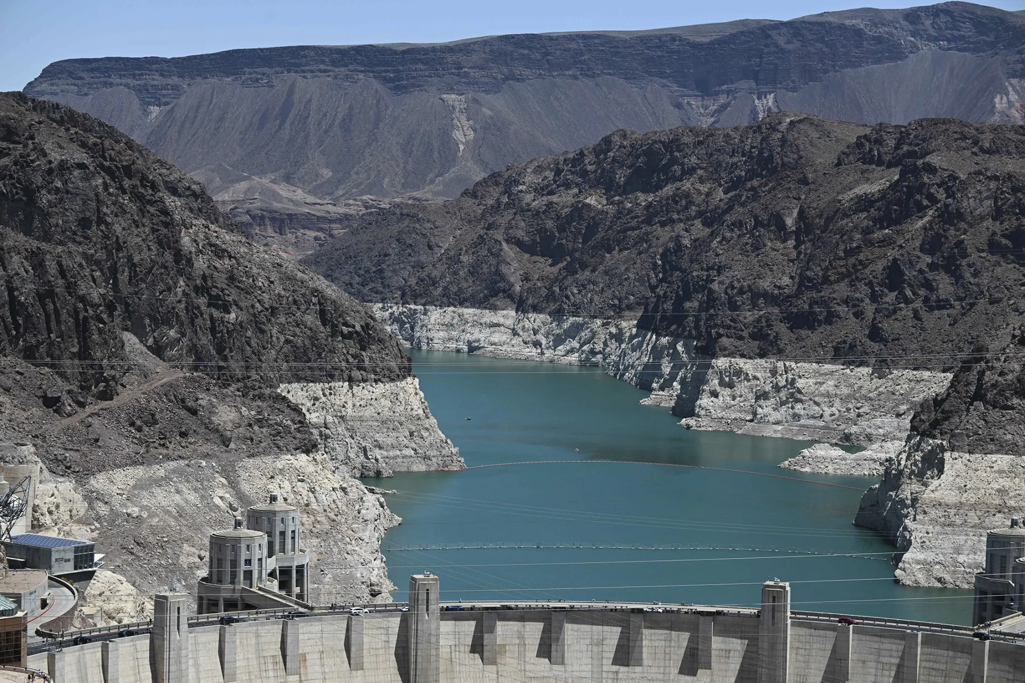 A&nbsp;white band of mineral deposits showing previous water levels at the Hoover Dam&nbsp;along the&nbsp;Colorado River,&nbsp;at the Nevada and Arizona state border on&nbsp;June 28, 2022.&nbsp;