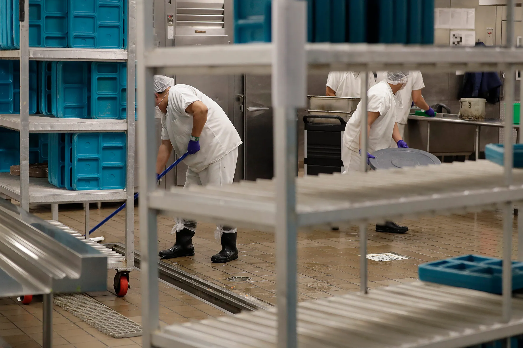Workers&nbsp;in the kitchen of a US Immigration and Customs Enforcement detention facility in Tacoma, Washington, in 2019.