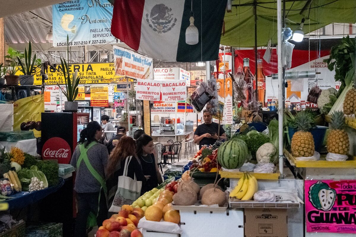 Mexico Inflation Jumps More Than Expected to Breach Target Range