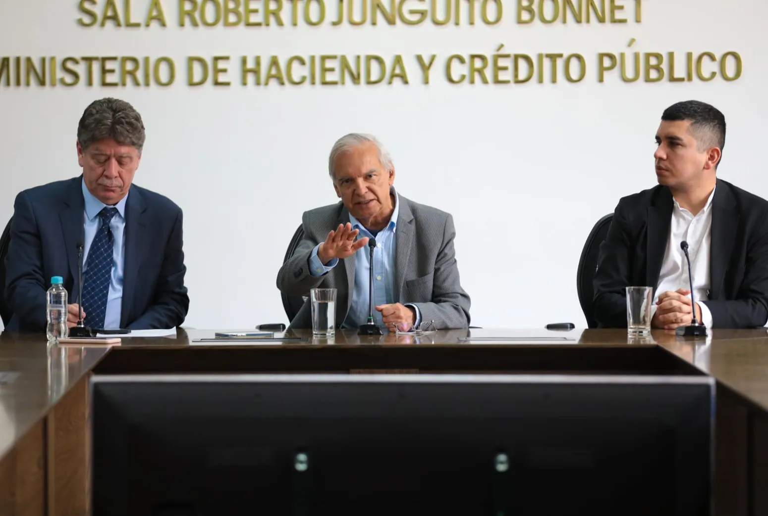 Bruce Mac Master, head of the ANDI business group; Finance Minister, Ricardo Bonilla; Jonathan Malagon, head of the Asobancaria banking association.