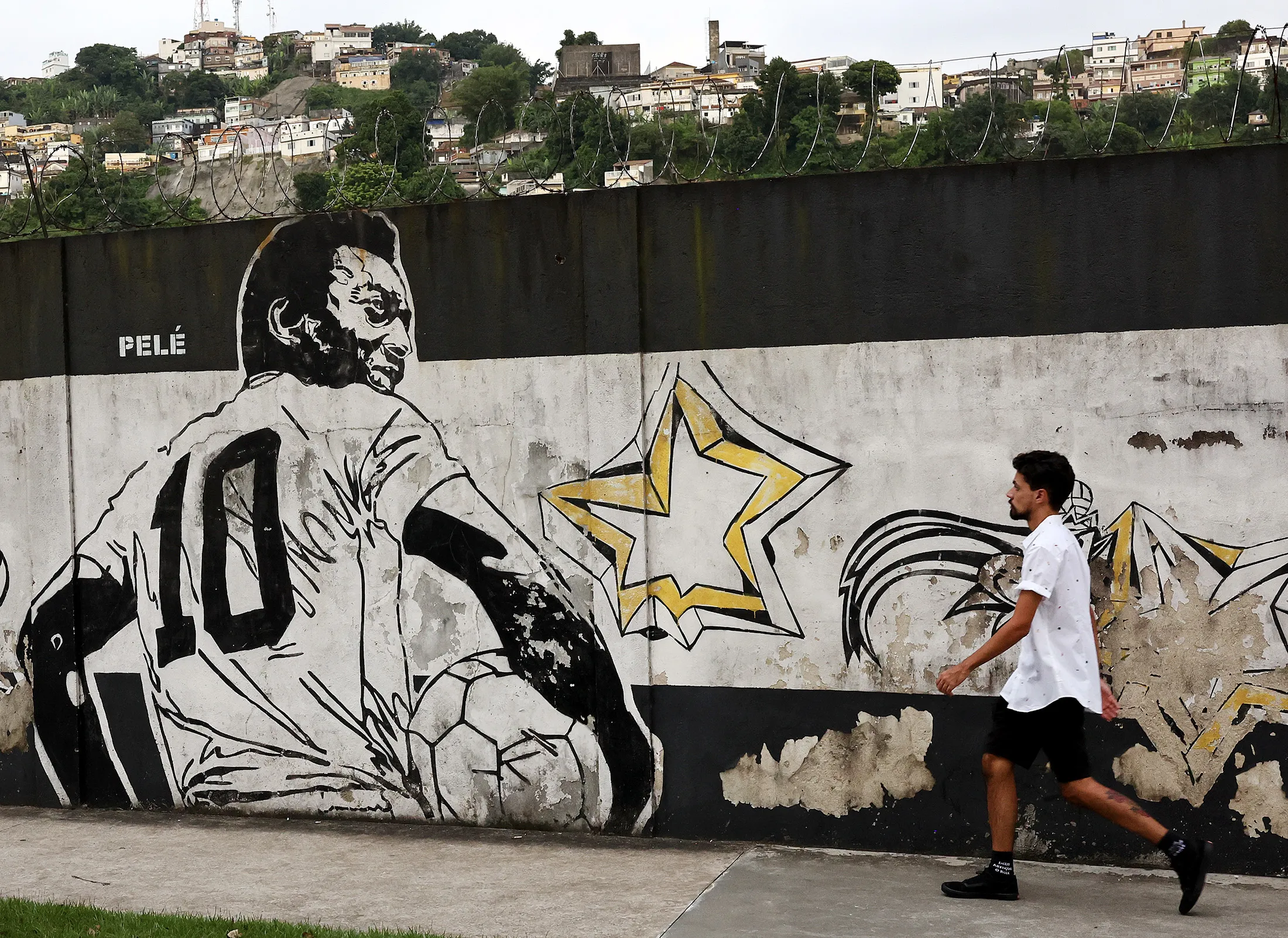 A mural on Dec. 31&nbsp;depicting Pele ahead of the funeral in Santos, Brazil.