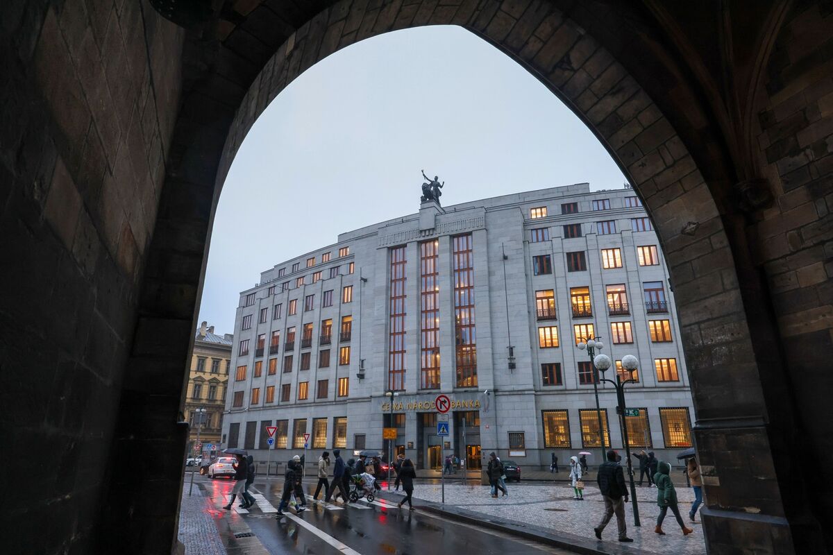 Czechs Can’t Afford to Accelerate Rate Cuts, Central Banker Says