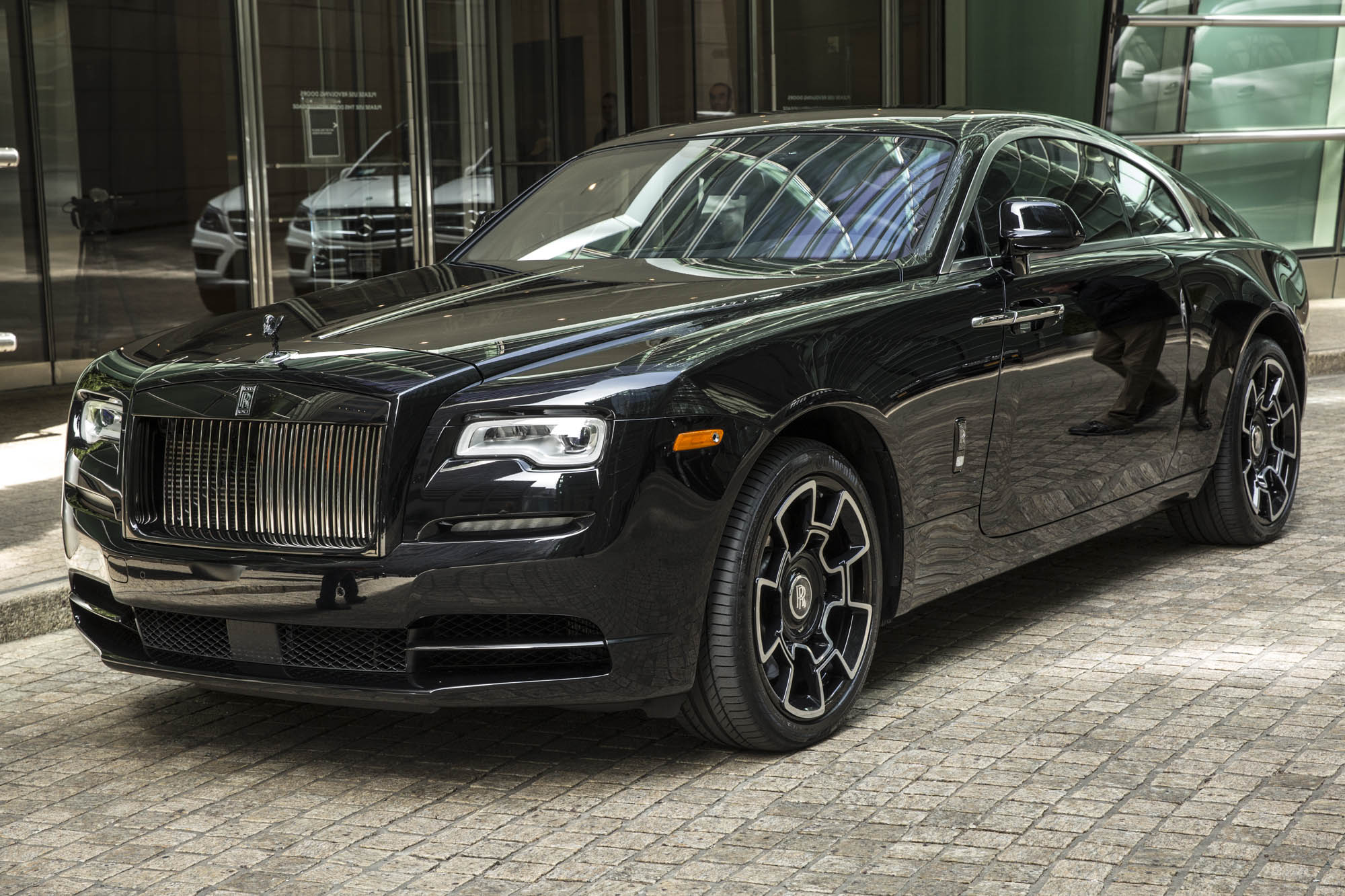 RollsRoyce Wraith a 624hp fastback coupe thunders into Geneva