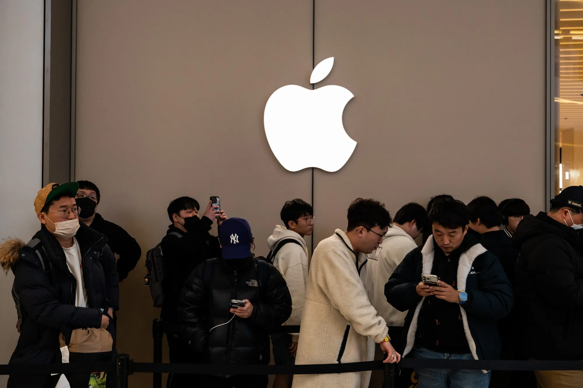 Apple 2024 Plans, Challenges: Gen AI, Vision Pro, China Sales, App Store  Changes - Bloomberg