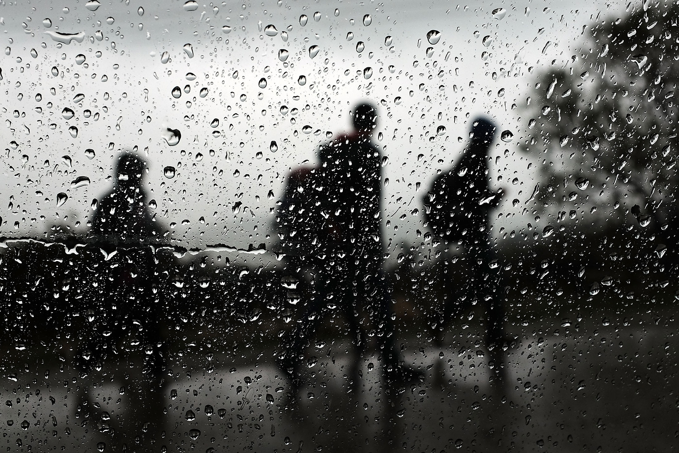 Дождь ис. Дождь картинки. Картинки дождь на стекле грусть. Дождь на стекле картинки. Фото грустный дождь весной.