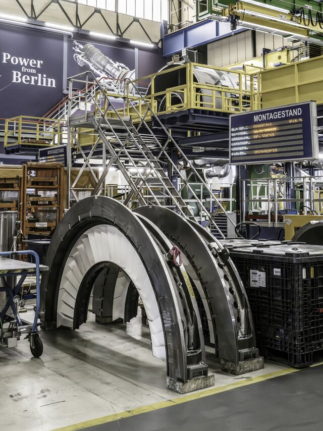 ■ Final assembly area of gas turbine manufacturing at the Siemens Energy plant in Berlin.