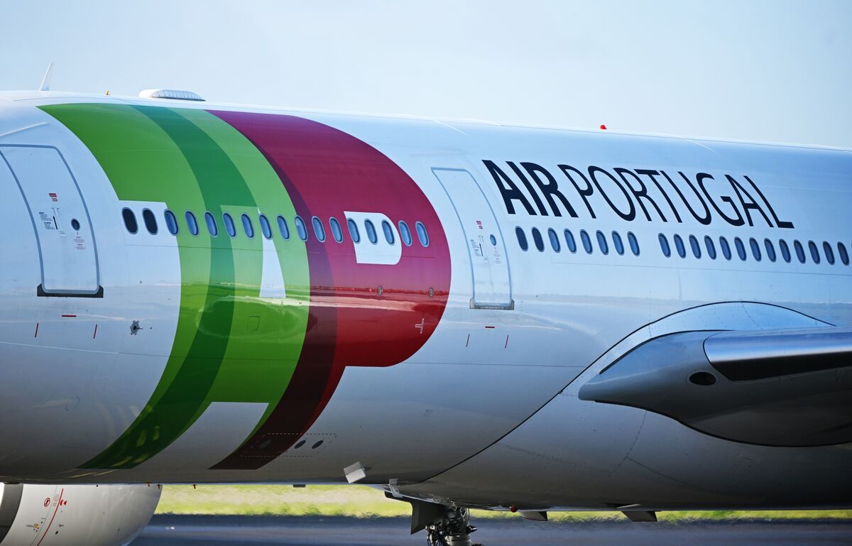 bloomberg.com - Henrique Almeida - Sale of TAP Airline Moves on With Bids by Lufthansa, Air France