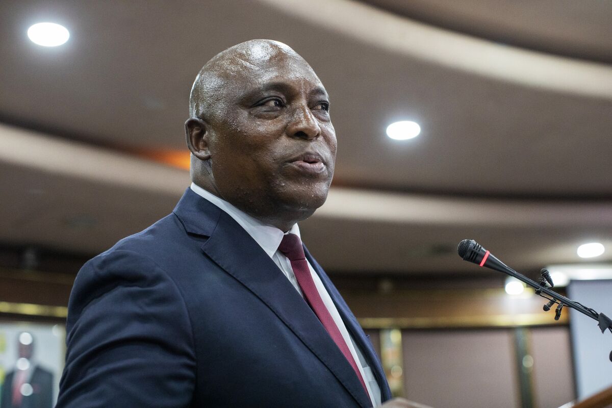 
                            Zimbabwe’s Central Bank Chief Urges Lenders to Reduce Charges