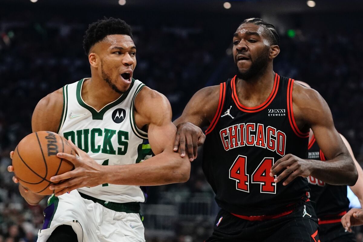 Bucks Bounce Back After Blowing Big Lead to Beat Bulls 93-86 - Bloomberg