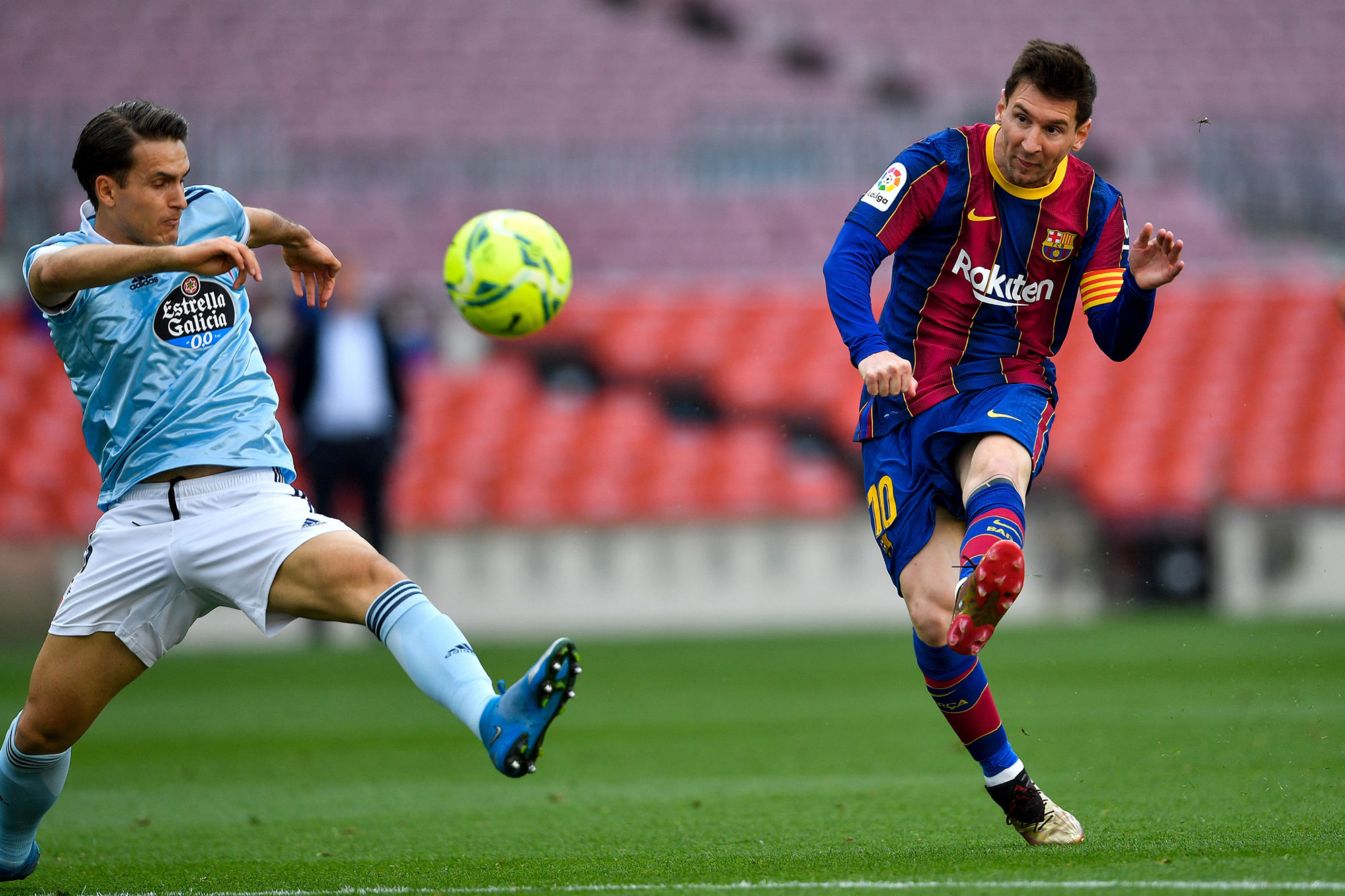 Lionel Messi Nears Deal With Football Club Barcelona at 50% Pay Cut - Bloomberg