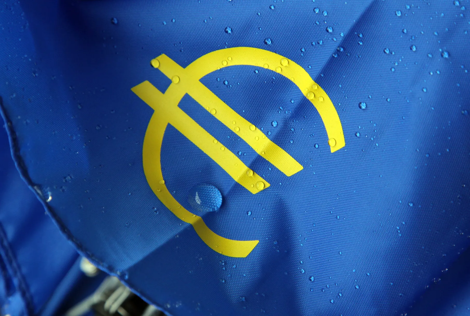 Euro Falls On Europe Crisis