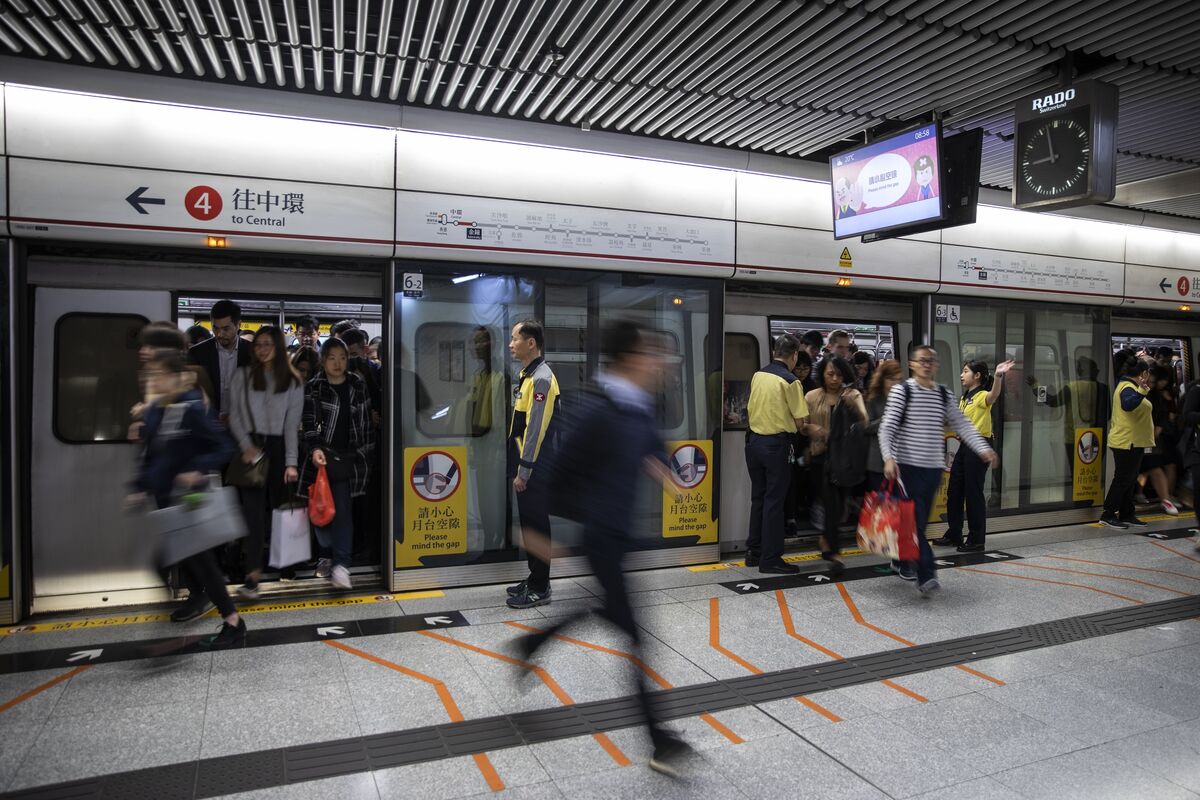 香港の地下鉄 朝のラッシュアワーに再び運行遅延 デモの影響 Bloomberg