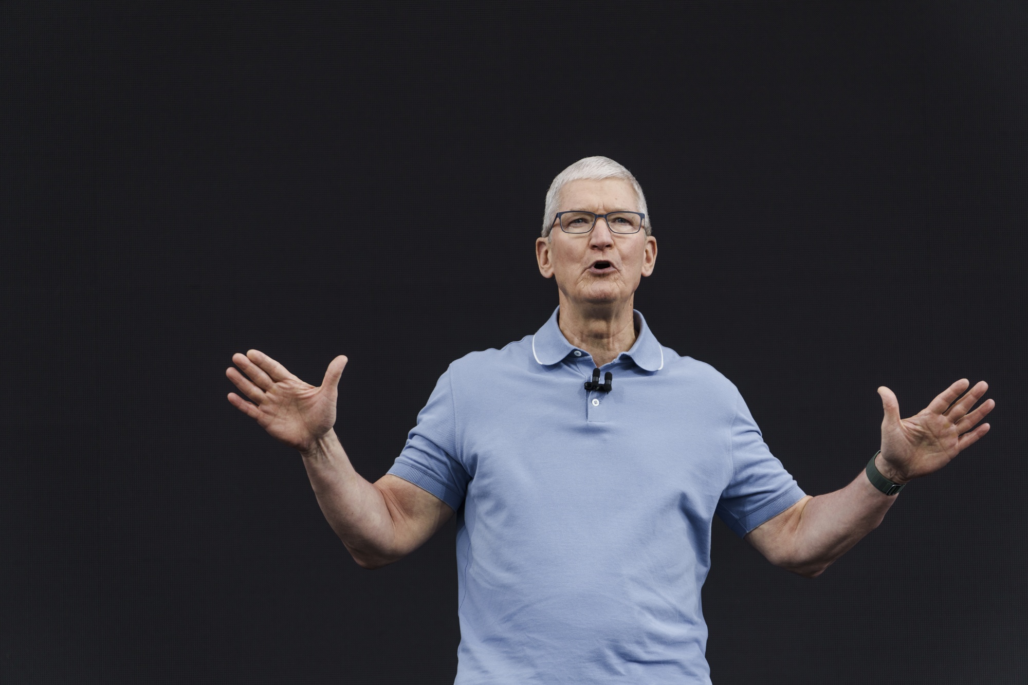 Hosts apple. Тим Кук топ-менеджер