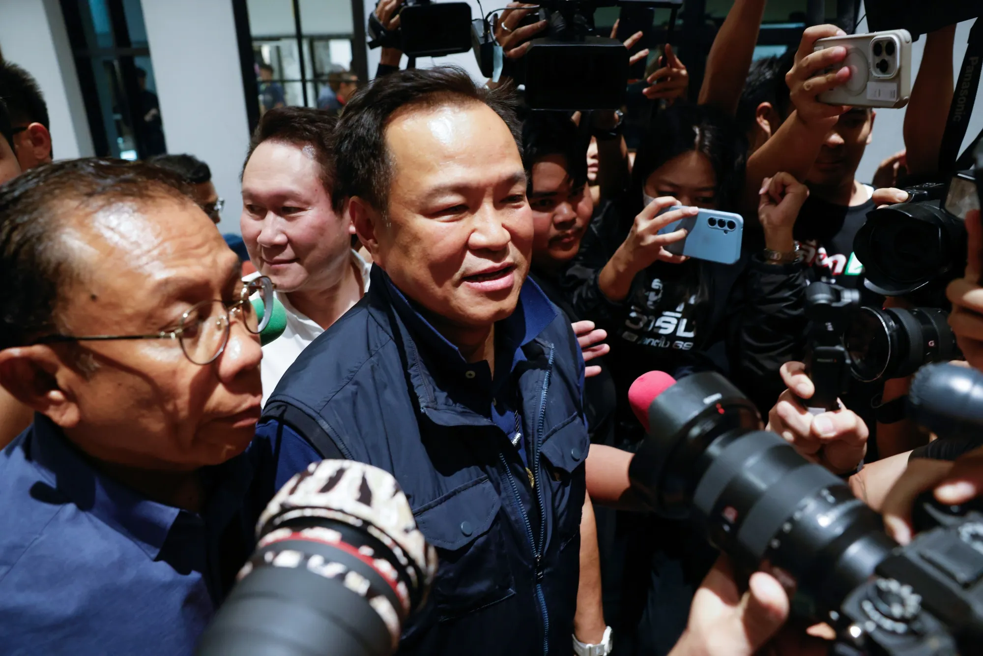 「タイの誇り党」本部に到着したアヌティン首相