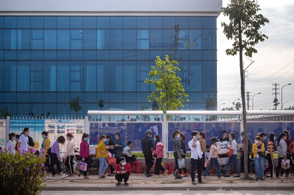 Apple S Shifting Supply Chain Creates Boomtowns In Rural Vietnam Bloomberg